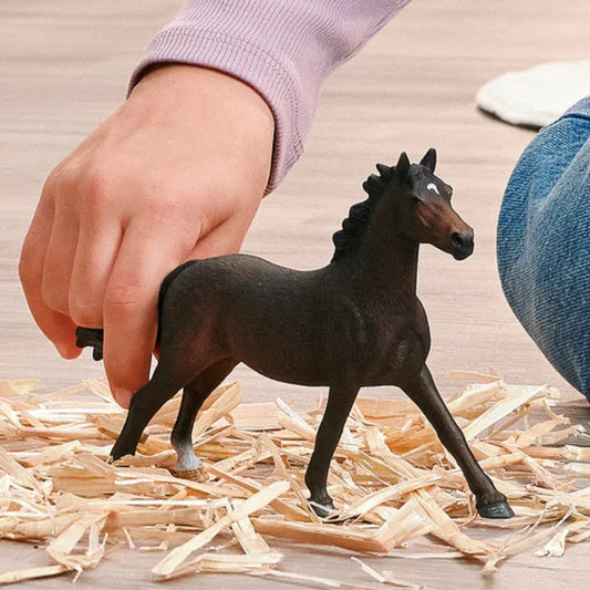 Schleich 14914 English Thoroughbred Mare Toy Horse Figurine life style picture