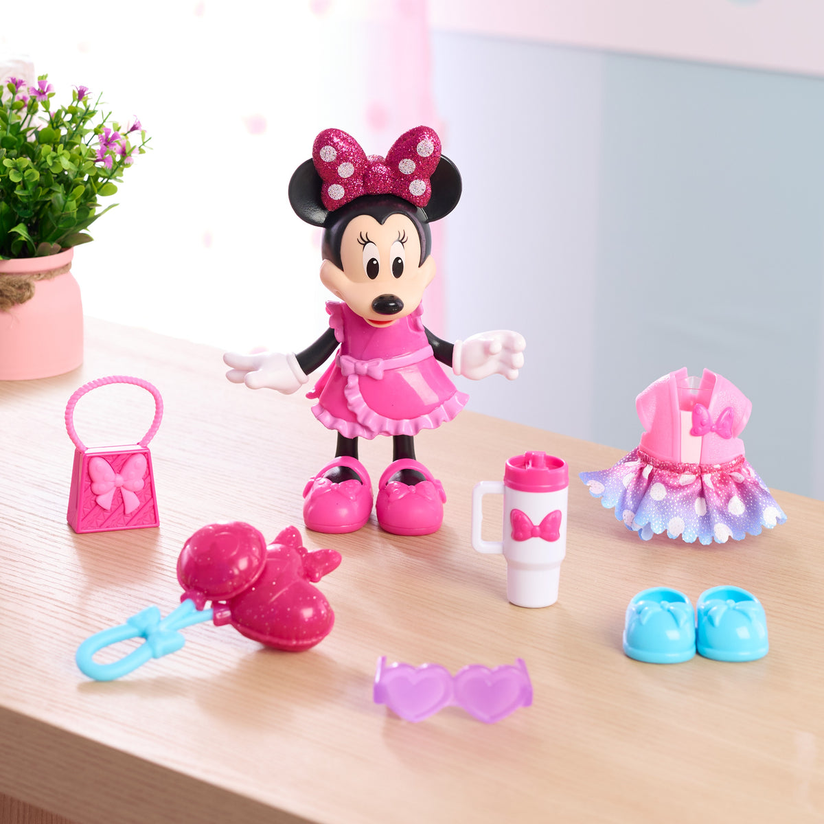 Disney Junior Minnie Mouse Fabulous Fashion Doll with outfits and accessories – view 3