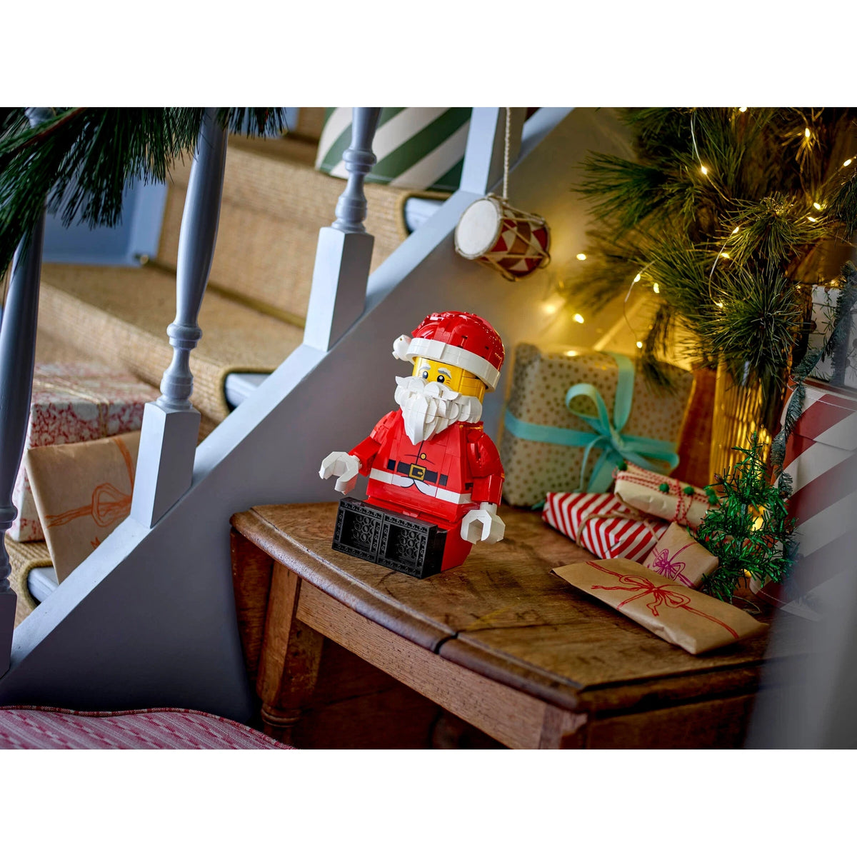 LEGO 40820 Up-Scaled Santa Minifigure – play view