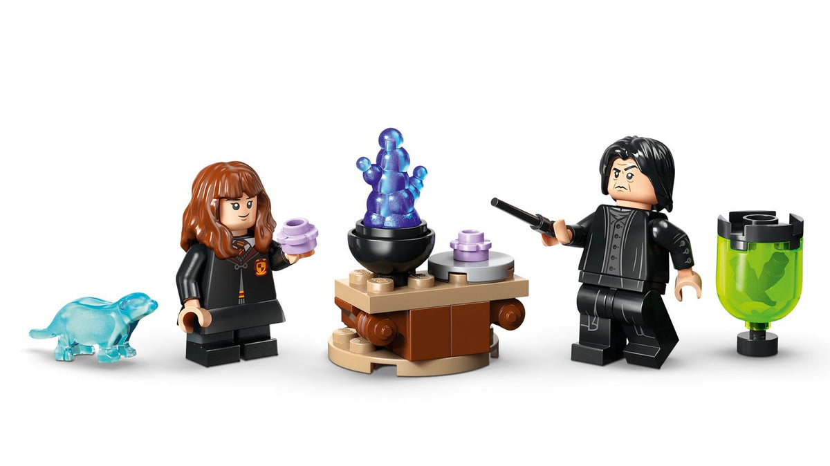 Toys at Foys - LEGO Harry Potter 76464 Cauldron: Secret Potions Classroom - model detail 3