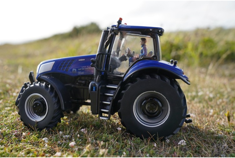 Britains New Holland T8.435 Tractor