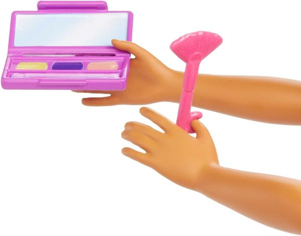 Barbie Makeup Artist Doll with Teal Hair brings beauty salon fun to imaginative playtime.
