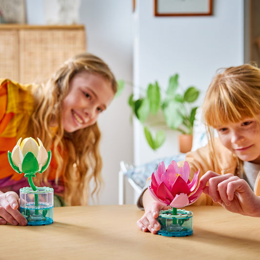 LEGO Botanicals 11511 Water Lilies - Lifestyle Picture