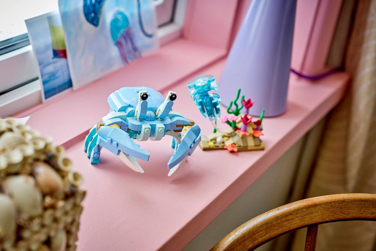 Toys at Foys - LEGO Creator 3in1 31385 Sea Animals: Beautiful Dolphins - display setting 2
