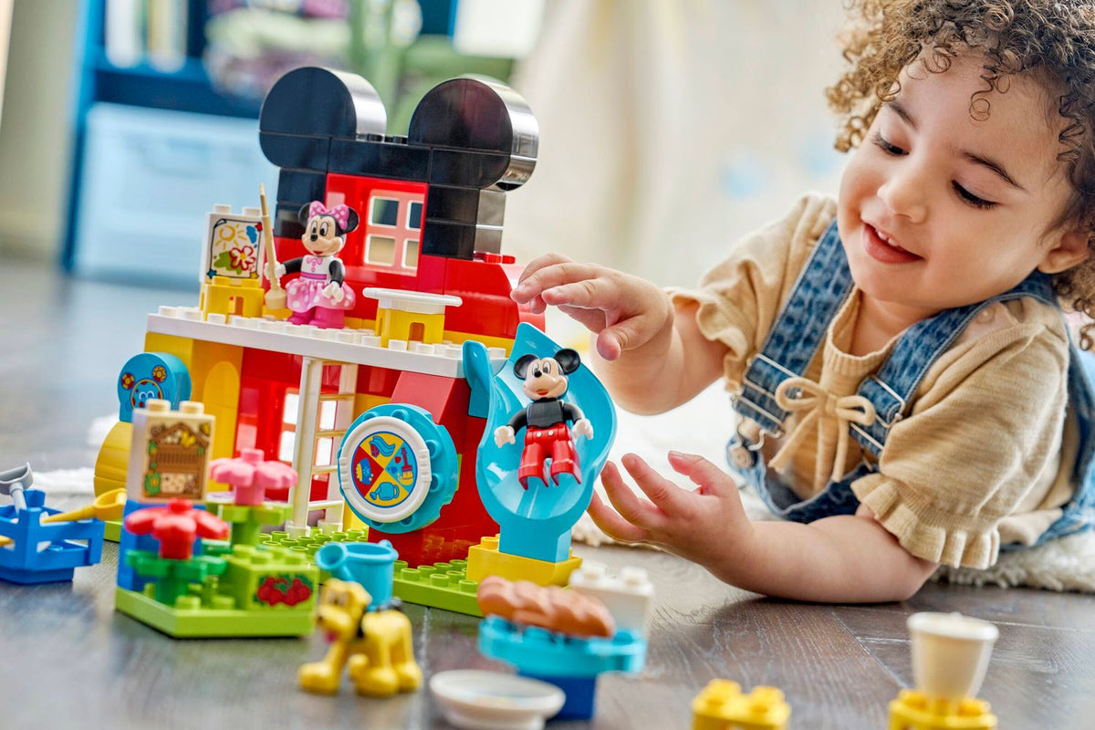 Toys at Foys - LEGO DUPLO 10465 Mickey Mouse Clubhouse with Minnie & Pluto - play scene 2