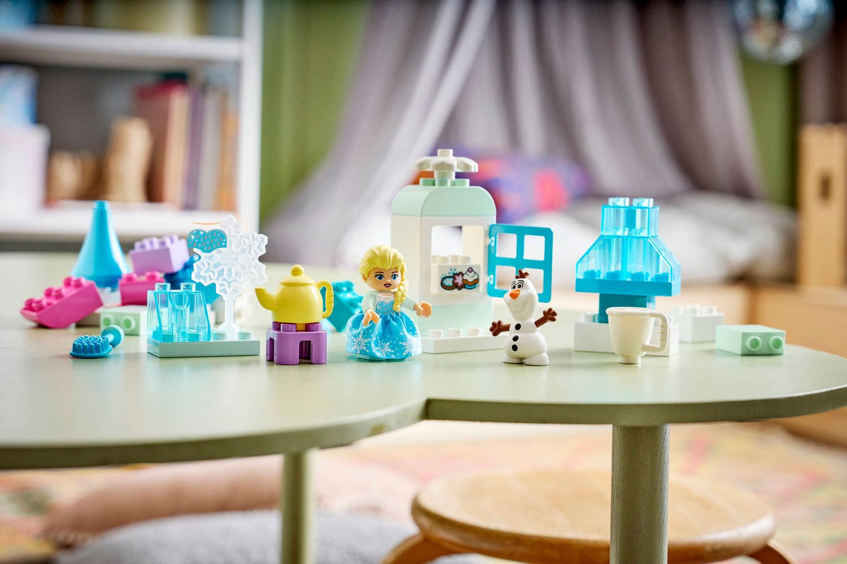 Toys at Foys - LEGO DUPLO 10462 Frozen Creative Box with Elsa and Olaf - display setting 1