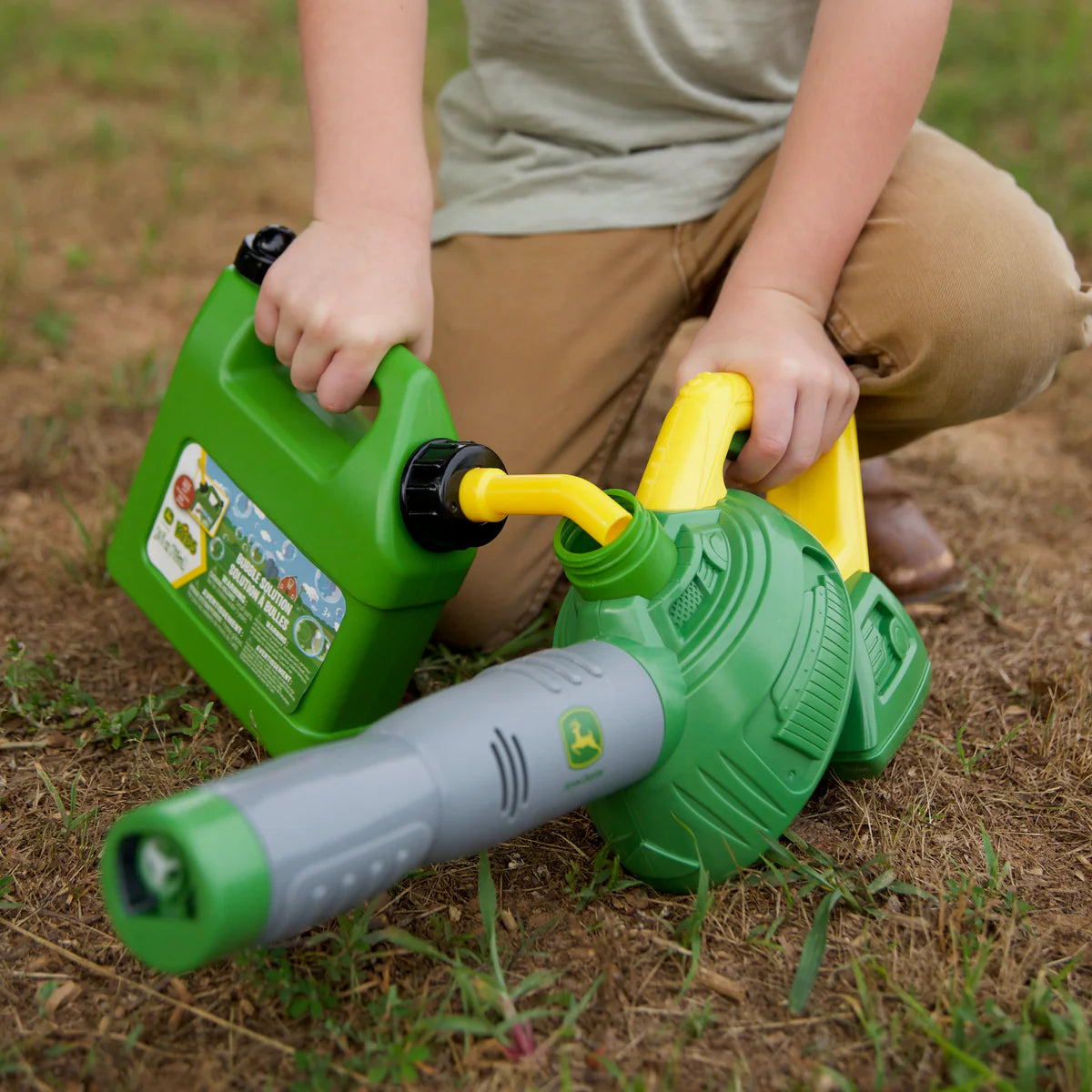 When it's time to fill up, kids can grab the John Deere Gas Can and top off their leaf blower for more bubble fun. 