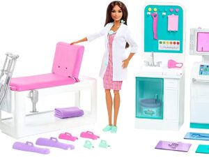 Barbie Fast Cast Clinic Playset with Brunette Barbie Doctor Doll, 4 Play Areas, 30+ Play Pieces