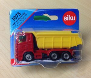 Siku 1:87 Truck with Tipping Trailer